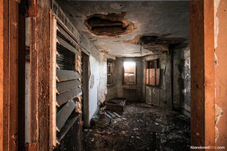 AbandonedNYC_Queens_Machpelah Cemetery_Houdini_Grave-006