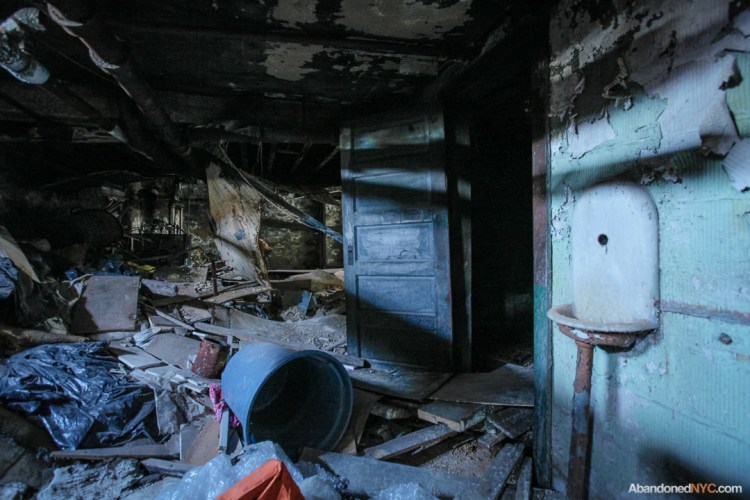 AbandonedNYC_Queens_Machpelah Cemetery_Houdini_Grave-010