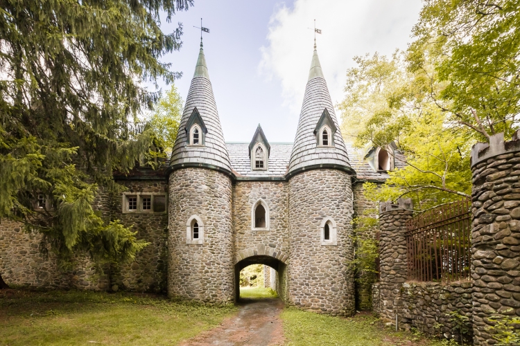 The entrance to the castle.
